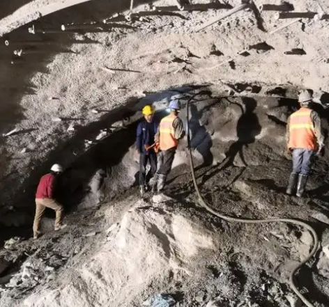 马尾拱顶带模注浆料的施工流程及注意事项